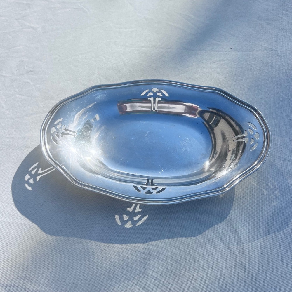 VINTAGE EPNS SILVER PLATE TRAY MB INC. 810 M MONOGRAMMED Cls1029